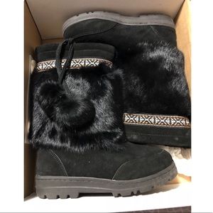 Minnetonka Black Boot with Rabbit Fur